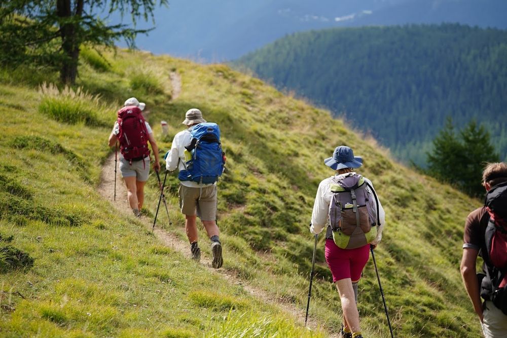 Quatre randonneurs dans le parc national du Mercantour, dans les Alpes-Maritimes.